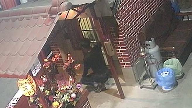 男子到彰化县田尾乡睦宜村广德宫行窃，持铁勾偷走土地公官帽。（庙方提供／叶静美彰化传真）