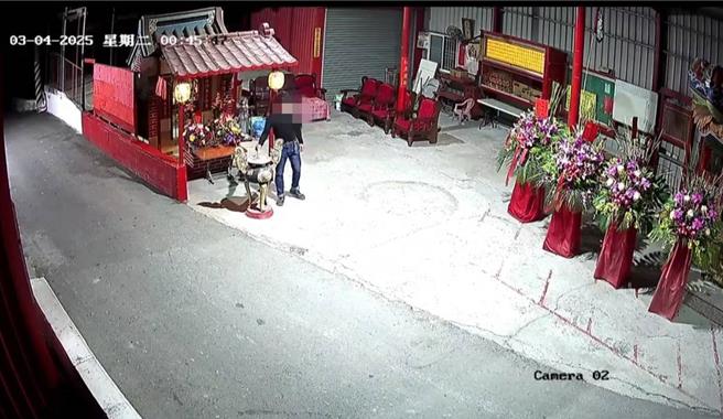 男子到彰化县田尾乡睦宜村广德宫行窃前，先持香拜拜。（庙方提供／叶静美彰化传真）