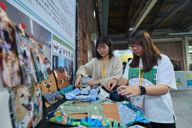 2024年信义房屋社区一家计画「深耕校园类」《大专青年类》首奖由的逢甲大学「再宠生活」拿下，团队结合地方弱势团体，透过二手衣募集，将回收的旧衣重新改造成宠物衣物贩售。(图/信义房屋 提供)