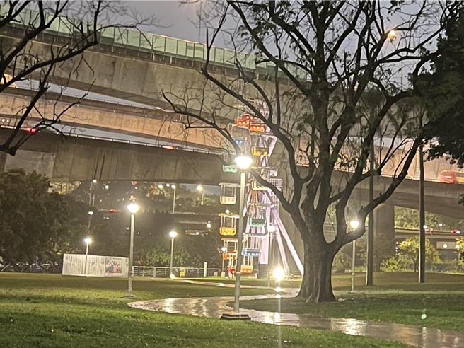 「儿童游园地」旧址上留有停运的摩天轮和旋转木马，日前有民眾看到有工程告示，以为摩天轮要拆除，北市工务局表示，仅为油漆粉刷工程。（张珈瑄摄）