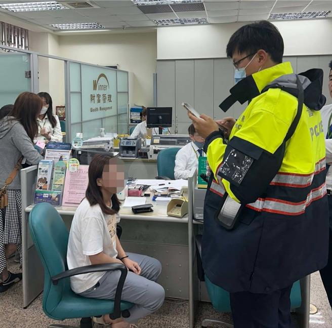 桃园市大园区25岁郭姓女子，日前在抖音软体上看到投资广告教赚钱，一时财迷心窍加LINE了解，欲投资1千美金购买虚拟货币，在大园警方局员警劝说下及时阻诈。（警方提供／廖姮玥桃园传真）