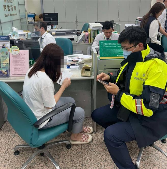 桃园市大园区25岁郭姓女子，日前在抖音软体上看到投资广告教赚钱，一时财迷心窍加LINE了解，欲投资1千美金购买虚拟货币，在大园警方局员警劝说下及时阻诈。（警方提供／廖姮玥桃园传真）