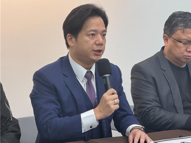 新竹市立棒球場2月20日開挖覆土移除作業時發現有大批建築廢棄物，代理市長邱臣遠（右三）5日再次強調是在覆土區、此次廠商施工範圍內所挖出，將再補送新增事證到監察院。（陳育賢攝）