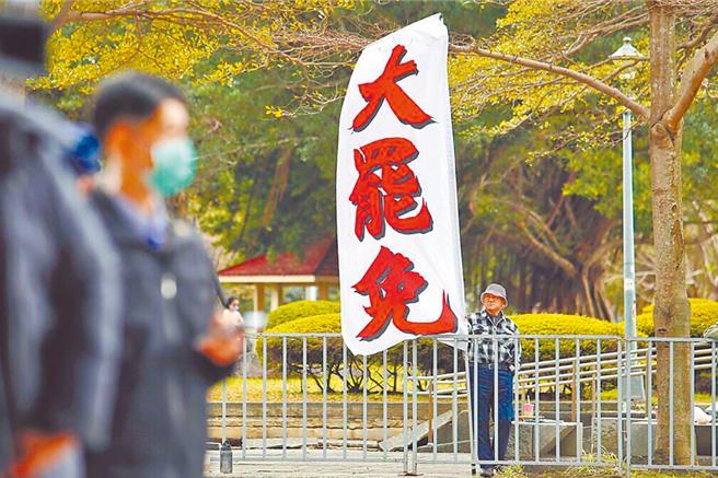 蓝绿大罢免热潮持续升温，绿营质疑蓝营发动的罢免绿委「死亡连署」比例高。（本报资料照片）