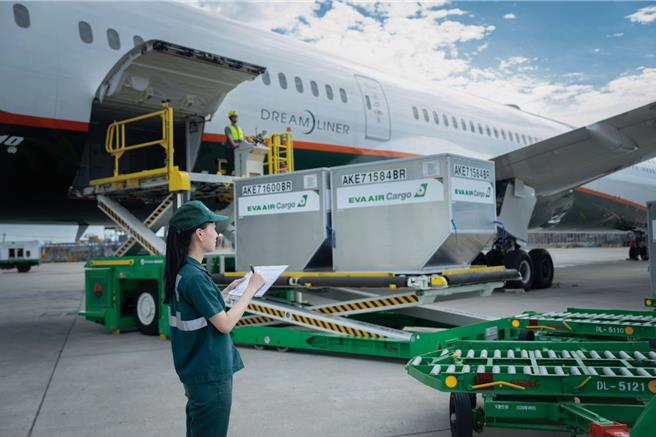 长荣航空携手长荣空运仓储与关贸网路公司，成功完成国际航空运输协会（IATA）ONE Record标准的试行，使货运资讯在全球供应链内即时并安全的流通。（长荣航空提供／陈佑诚台北传真）