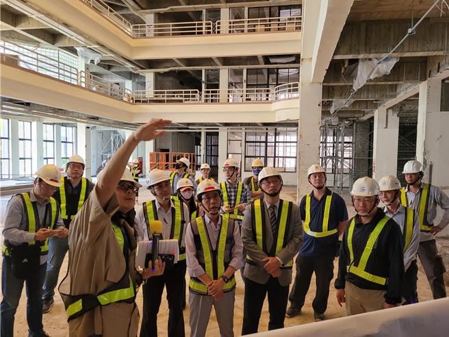 阳明交大高雄分部将进驻莲潭国际会馆及人发中心，高雄市副市长林钦荣5日邀集阳明交大副校长陈永富一同视察莲潭会馆整修工程进度以及重要施工工项，并研讨后续产学一馆相关进度。（高市府水利局提供／洪浩轩高雄传真）