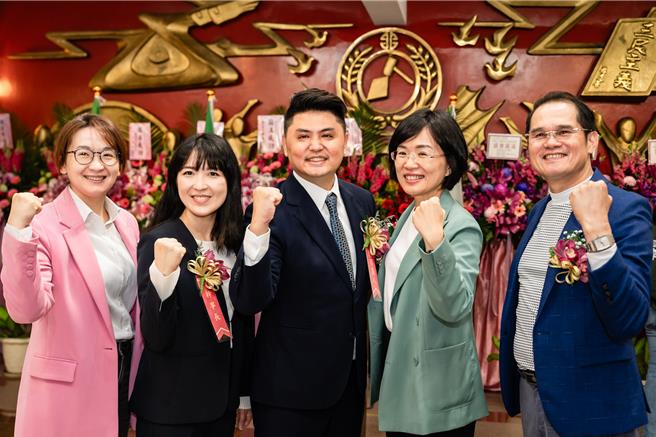 民進黨新北市黨部主委蘇巧慧4日出席新北市議會民進黨團總召及幹部交接典禮，事後她臉書發文將顏蔚慈和山田摩衣2位幹部職稱寫反。（民進黨新北市黨部提供）