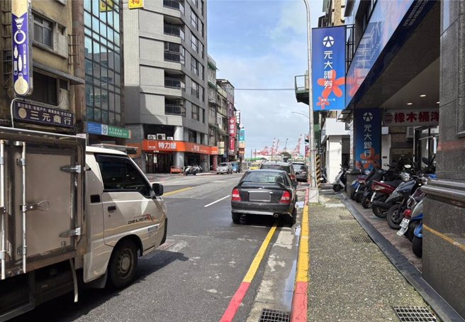 基隆市政府持续检视全市各路段，在不影响交通的前提下，将部分红线路段改为黄线，开放临时停车。（张志康摄）