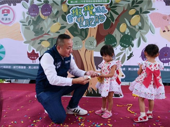 宝山乡长邱振玮（左一）呼吁还未设籍宝山的民眾，尽速于24日前登记设籍，以符合房屋税新制的优惠规定。（宝山乡公所提供／邱立雅竹县传真）