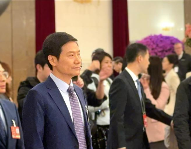 大陆十四届全国人大三次会议今天上午开幕，在首场「代表通道」上，大陆全国人大代表、小米集团创始人、董事长兼首席执行官雷军发言。（蓝孝威摄）