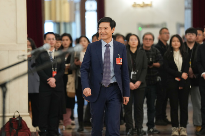 大陆十四届全国人大三次会议今天上午开幕，在首场「代表通道」上，大陆全国人大代表、小米集团创始人、董事长兼首席执行官雷军发言。（中新社）
