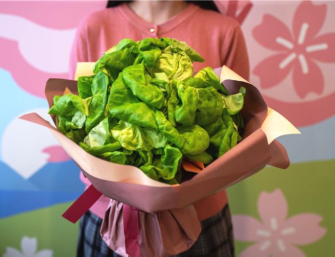 摩斯汉堡「奶油莴苣大花束」，899元。（摩斯汉堡提供／朱世凯台北传真）