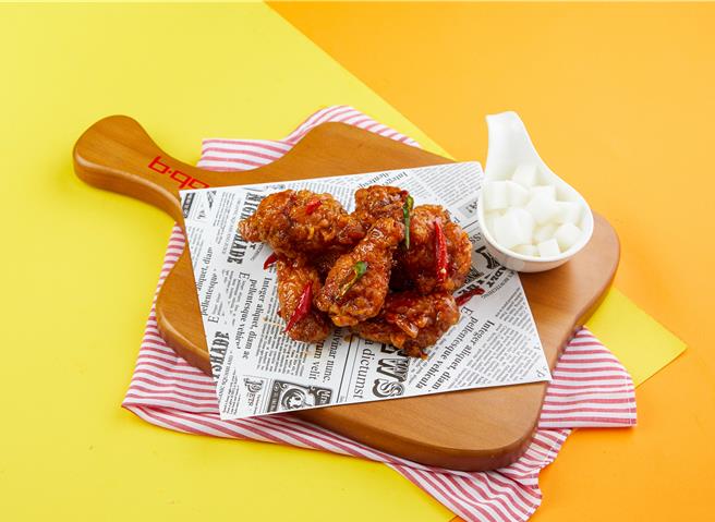 bb.q CHICKEN 31日前内用、外带消费满399元，再加125元可获调味鸡翅，等同半价。（全家餐饮提供／朱世凯台北传真）