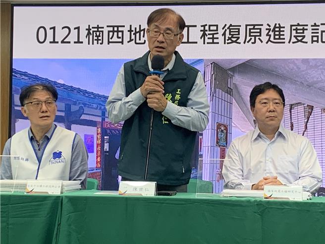 台南市工务局长陈世仁（中）说明楠西大地震的建物损坏紧急评估的结果及后续处理。（郭良杰摄）