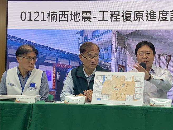 国家地震工程研究中心副研究员林敏郎（右）进行楠西地震的原因分析及受损说明。（郭良杰摄）