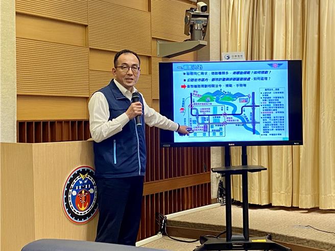 交通部公路局規劃組長蘇先知5日說明整體道路規畫指引內容。（蔡明亘攝）