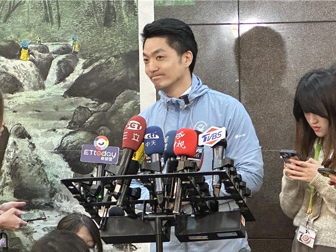 針對台積電投資美國一事，台北市長蔣萬安5日受訪時表示，大家關心的是中央政府的角色在哪裡，以及有沒有提出很具體的措施，再接下來如何預防產業的外移甚至空洞化的危機。（丁上程攝）