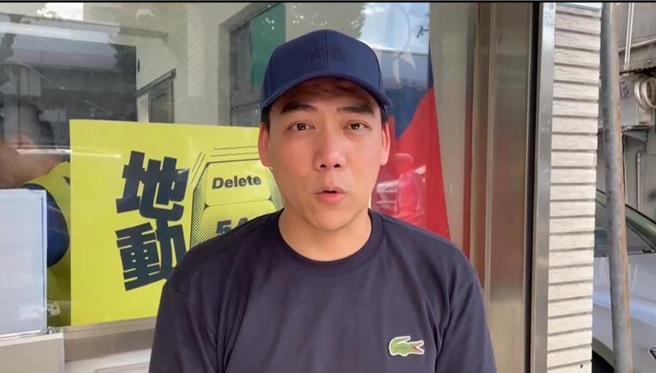 罢免各党立委遍地开花，其中罢免绿委吴思瑶民团「地动删瑶」召集人赖苡任（中）5日痛批，中选会寄送公文是用飞鸽传书吗？3日致电中选会，说公文已经寄出，双挂号，但截至今日上午10时许都尚未收到公文。（民团「地动删瑶」提供）