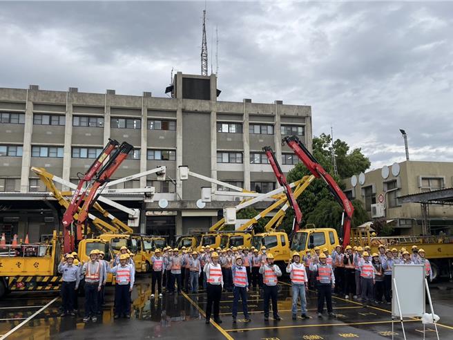 电杆鸟巢常造成停电事故，台电台中区处除巢大队5日启动。（台电台中区处提供／宝智华台中传真）
