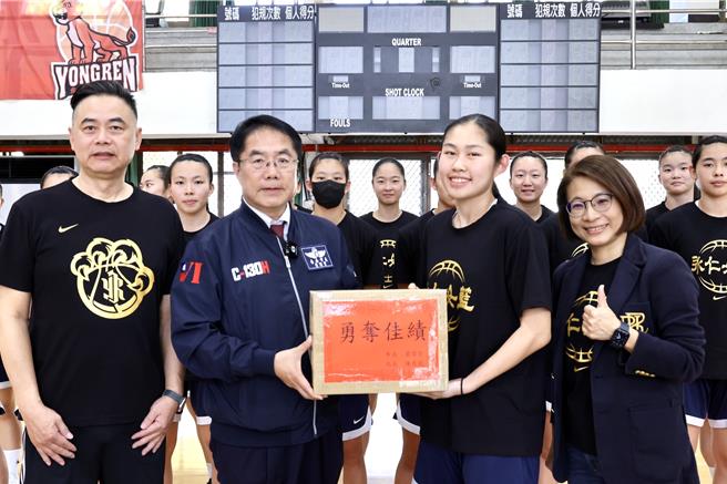 台南市立永仁高中女篮队晋级HBL总决赛，台南市长黄伟哲（左2）到校致赠能量饮料，为选手们加油打气。（台南市政府提供／郭良杰台南传真）