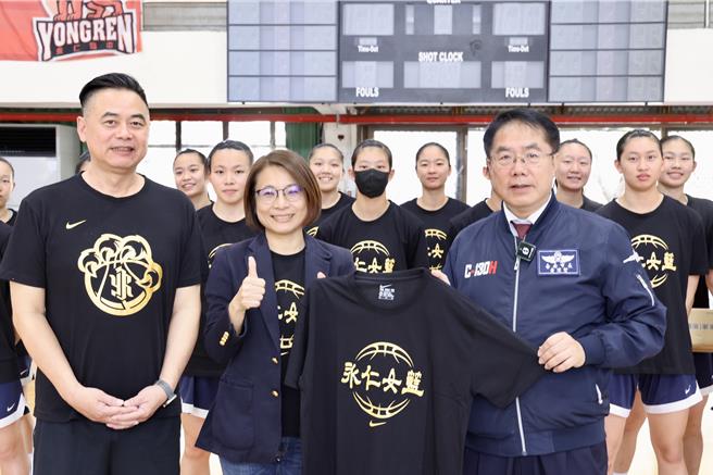 台南市长黄伟哲（右）到永仁高中为女篮队加油打气，永仁高中校长余月琴（左2）回赠球队T恤表示感谢。（台南市政府提供／郭良杰台南传真）