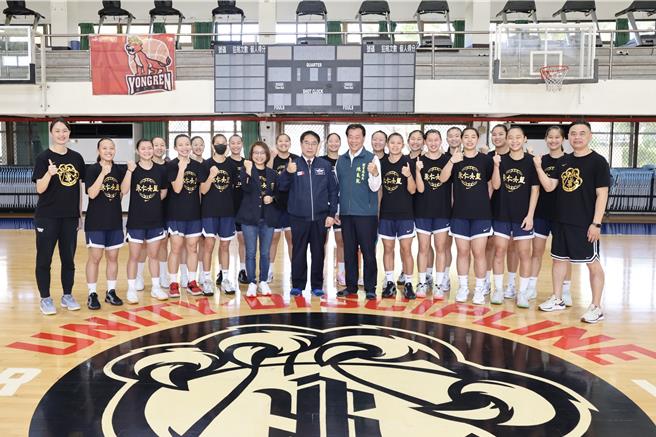 台南市长黄伟哲（中）到永仁高中为女篮队加油打气，与全队选手、教练团及校长合影。（台南市政府提供／郭良杰台南传真）