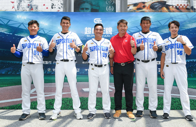 黄忠义（图右4）与儿子黄绍熙（图右1）。（巨宸制作提供）