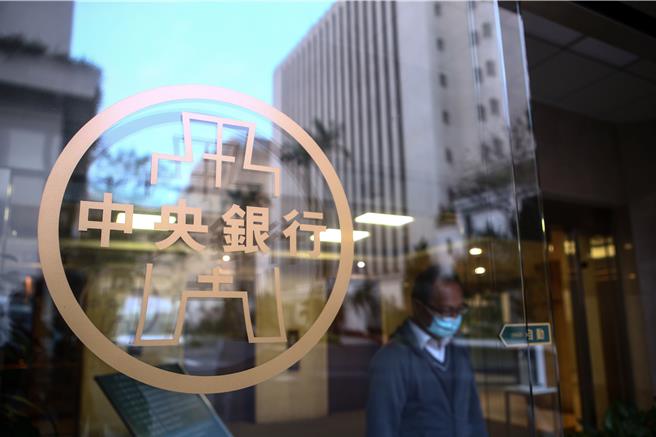 台积电将砸1000亿美元前进美国设厂，会否衝击新台币匯率？央行表态。（图／资料照）