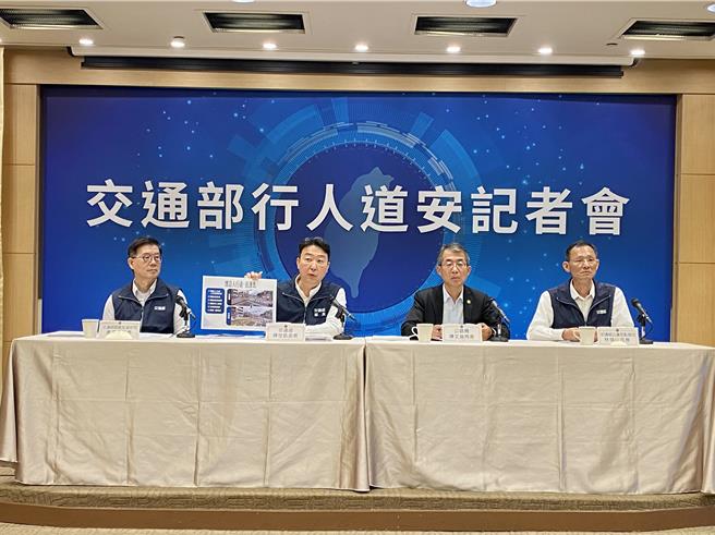 交通部长陈世凯（左二）5日表示，台铁票价合理化方案已针对长程路线有递远递减措施，对花东影响应没想像高，政府审议的是费率上限，针对花东补贴等票价出炉后再讨论。（蔡明亘摄）