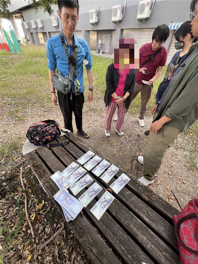 屏東縣東港鎮1名中年女子網戀自稱敘利亞將軍的對象後，遭詐騙90萬元，警方循線逮獲79歲盧姓女車手。（警方提供／謝佳潾屏東傳真）