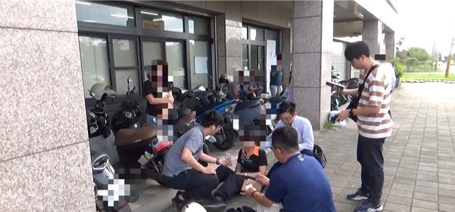 警方循線逮獲79歲的盧姓女車手後，發現她與另案20萬元假投資真詐財的65歲羅姓女車手一樣，都是透過網路社群認識「總裁老公」、「董事長男友」而成為車手。（警方提供／謝佳潾屏東傳真）