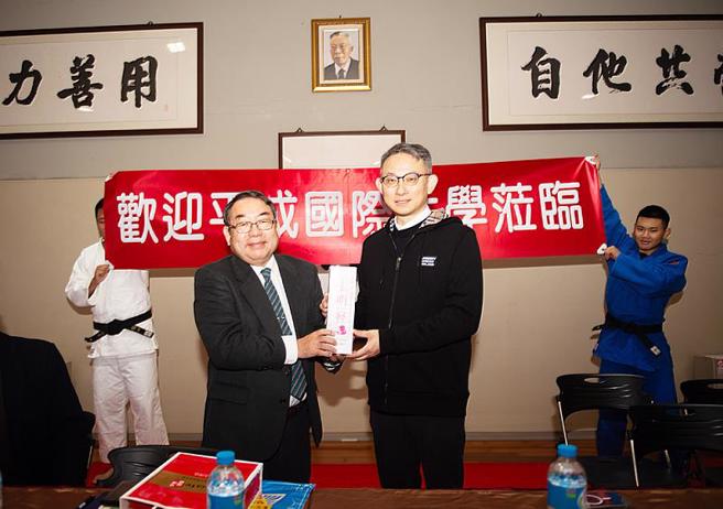 文大國際長蔡佳麟、體育運動健康學院宋玉麒院長及柔道教練廖俊強教授親自出席接待。(照片/中國文化大學提供)