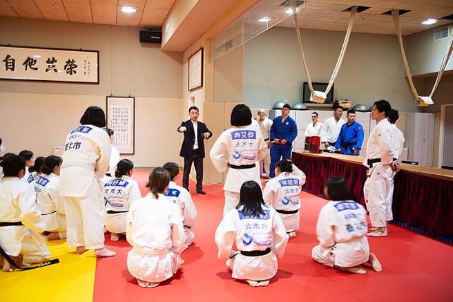 平成國際大學與文化大學學生一起上課練習。(照片/中國文化大學提供)