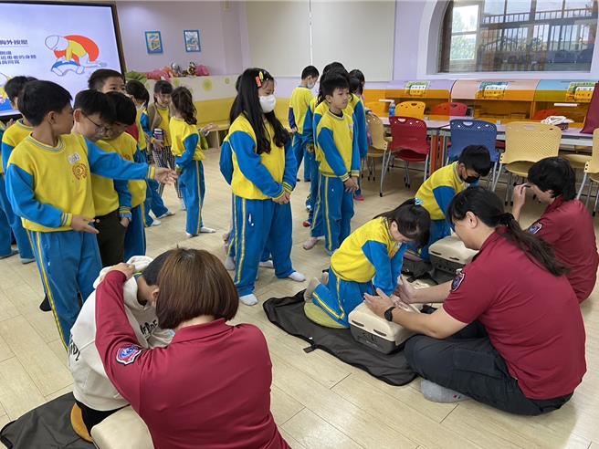 桃园市政府消防局第三大队大园分队，为提升国小学童的防灾知识与应变能力。（消防局提供／廖姮玥桃园传真）