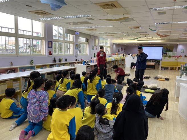 桃园市政府消防局第三大队大园分队，为提升国小学童的防灾知识与应变能力。（消防局提供／廖姮玥桃园传真）