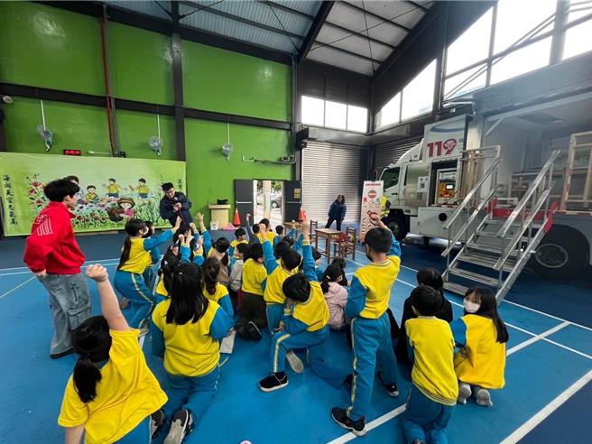 桃园市政府消防局第三大队大园分队，为提升国小学童的防灾知识与应变能力。（消防局提供／廖姮玥桃园传真）