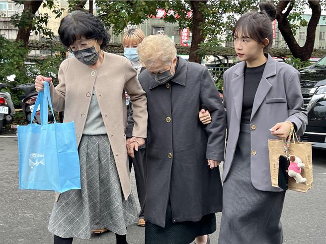 今天下午陈佩琪和第一次现身北所的柯母一同办理接见探视柯文哲。（柯毓庭摄）