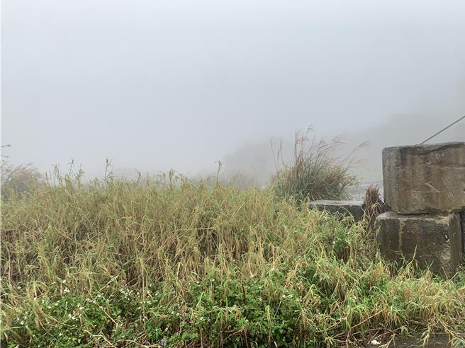 桃园市1间原于中坜区生产瓷砖的陶瓷公司，欲在龙潭区凌云国中、方曙商工旁的龙新路段约3.6公顷土地辟建工厂，未来乳姑山恐多3座烟囱，虽然该公司去年已通过桃园市环保局的环境评估审查，但该陶瓷公司过去有多次空污、水污受罚记录，民眾担心工厂影响环境。（廖姮玥摄）