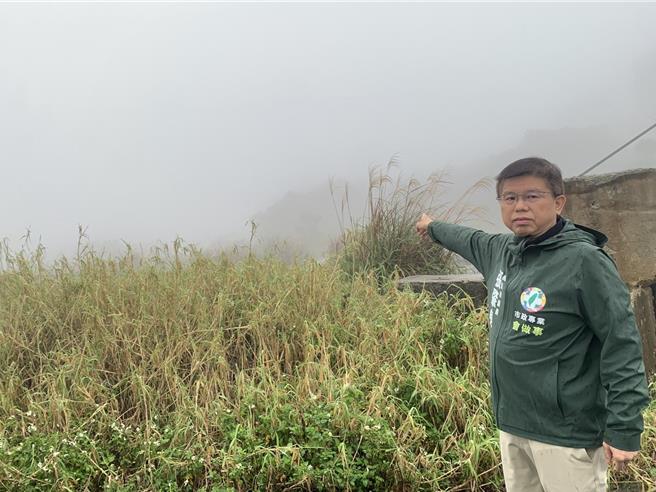 桃园市1间原于中坜区生产瓷砖的陶瓷公司，欲在龙潭区凌云国中、方曙商工旁的龙新路段约3.6公顷土地辟建工厂，未来乳姑山恐多3座烟囱，虽然该公司去年已通过桃园市环保局的环境评估审查，但该陶瓷公司过去有多次空污、水污受罚记录，民眾担心工厂影响环境。（廖姮玥摄）