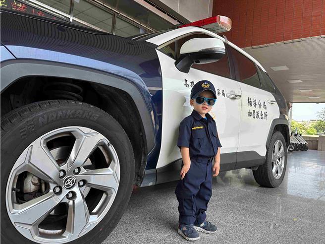 小小英雄換上警察制服，體驗守護城市的責任。（義大皇家酒店提供）