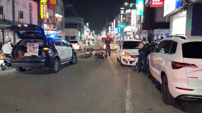 高雄凤山五甲二路上，晚间7时许发生逆向衝撞的严重车祸，现场约有7人受伤倒地，原因有待警方厘清。（翻摄画面）