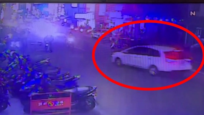 高雄凤山五甲二路上，晚间7时许发生逆向衝撞的严重车祸，现场约有7人受伤倒地，原因有待警方厘清。（翻摄画面）