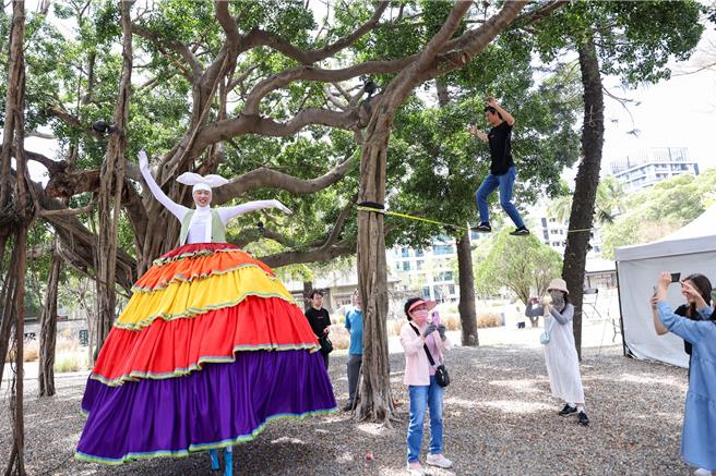 馬戲體驗區則提供孩子走繩、高空、雜耍等馬戲挑戰體驗。（FOCASA 幾米馬戲樂園提供、王勛達攝）