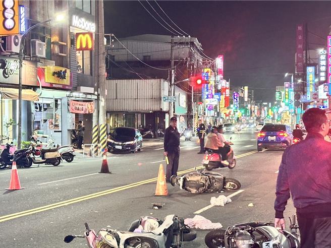 车祸现场多辆机车被撞倒，警方在场戒备并疏导交通。（民眾提供／纪爰高雄传真）