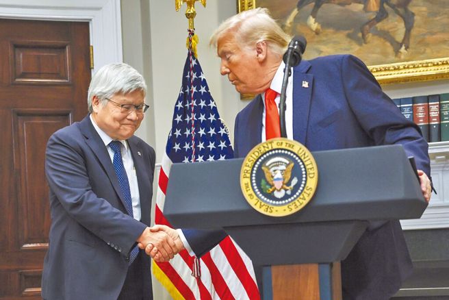 川普稱讚魏哲家（圖左）是傳奇，「是現在會議室裡最重要的人」。（圖／美聯社）