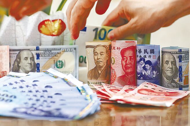 匯银主管表示，台积电加码投资美国高达千亿美元，未来将大举匯出资金，引发市场对新台币匯率的担忧，新台币4日盘中最低贬至32.976元。图／本报资料照片