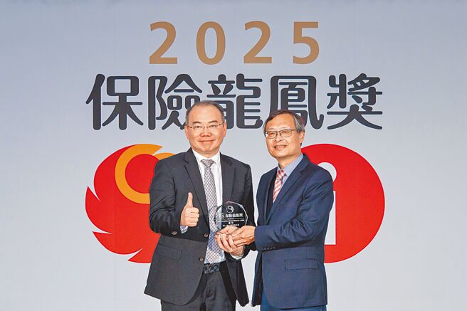第一金人寿荣获「最向往的寿险公司」，由总经理邢益华（左）代表出席接受表扬。图／第一金人寿提供