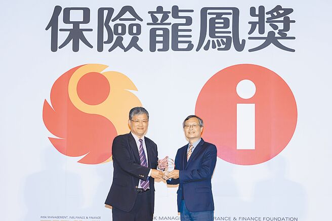 新光人寿荣获2025「保险龙凤奖」肯定，由金管会保险局副局长陈清源（右）颁奖，新光人寿副总经理洪明达（左）代表受奖。图／新光人寿提供