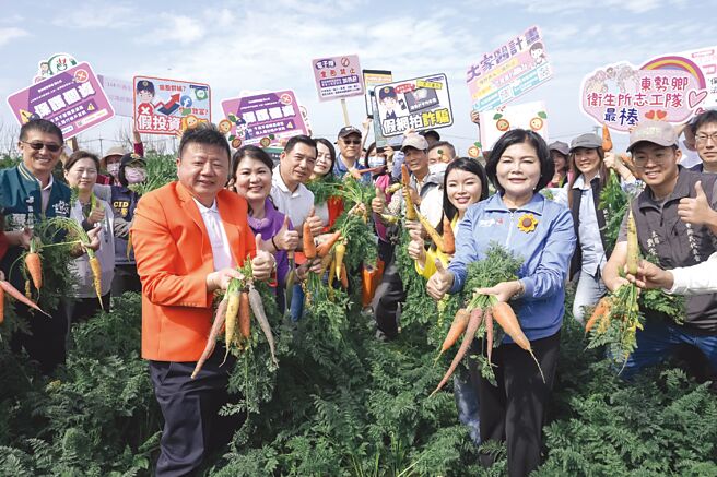 国际台湾胡萝卜日日前圆满落幕，主办单位VDS活力东势总经理王文星（前排左一）邀请云林县长张丽善（前排右一）及嘉宾们体验採集彩色胡萝卜乐趣。图／VDS活力东势提供