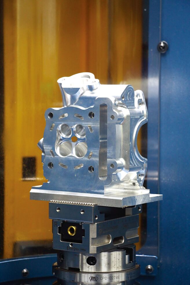 利用hyperMILL讓每顆汽缸頭進排氣道加工時間，減少16倍的時間。圖／台灣奧奔麥提供